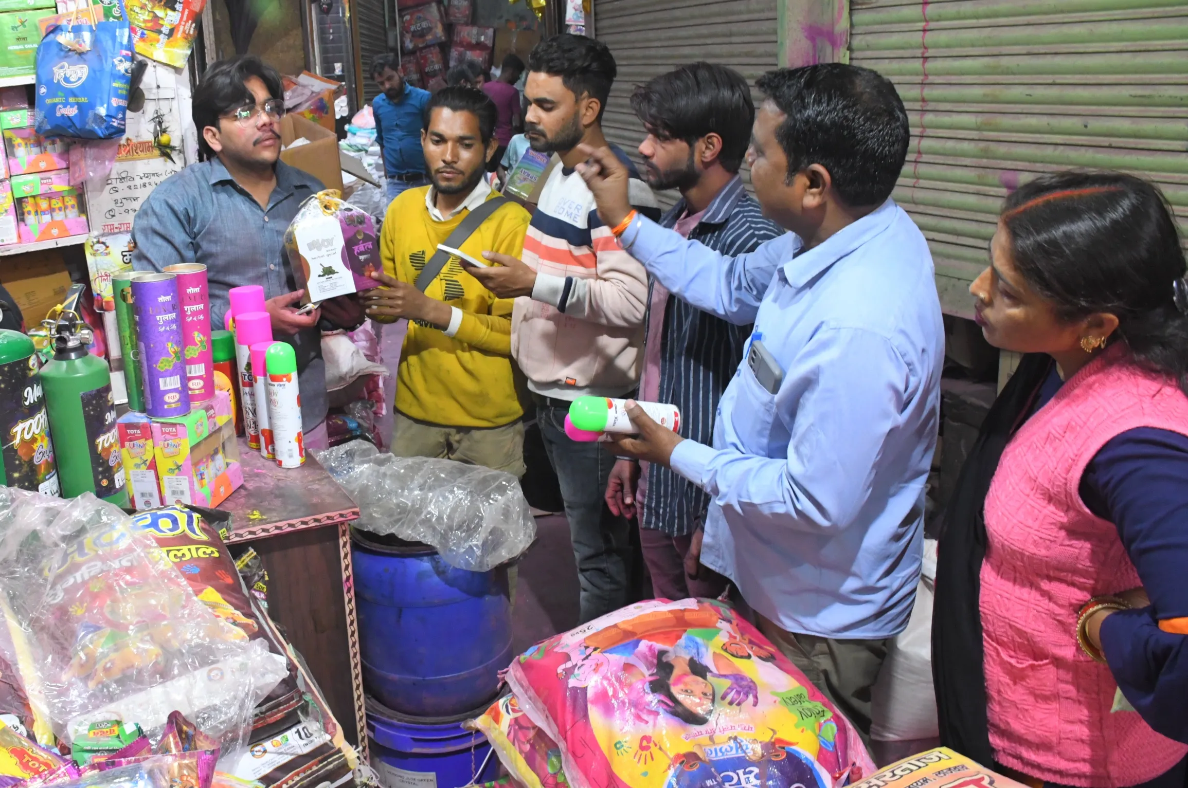बरेली: होली को लेकर बाजारों में तैयारी शुरू, कलर बम और स्वदेशी पिचकारी से रंग-बिरंगा होगा आसमान