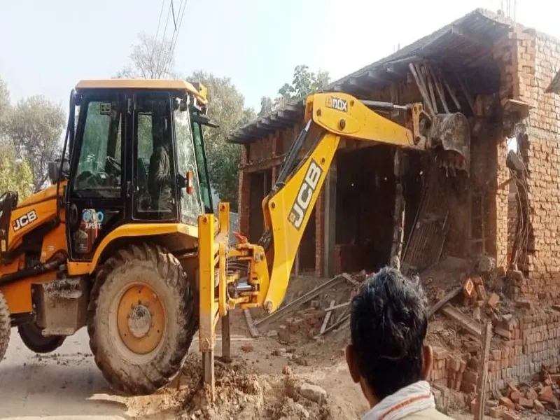 बांदा: अवैध कब्जों पर चला प्रशासन का बुलडोजर, DM ने दिया आदेश 