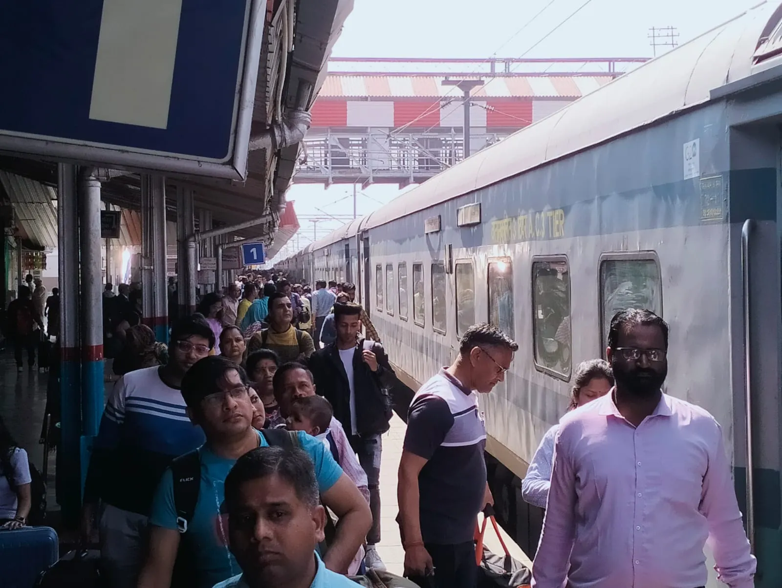 बरेली: कोहरा छटा...आज से पटरी पर दौड़ने लगेंगी तीन माह से निरस्त ट्रेनें