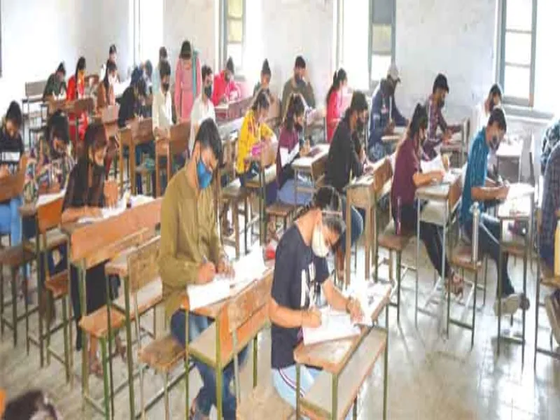 सीतापुर: शांतिपूर्ण संपन्न हुई पहले दिन बोर्ड परीक्षा, नहीं पकड़ा गया कोई नकलची