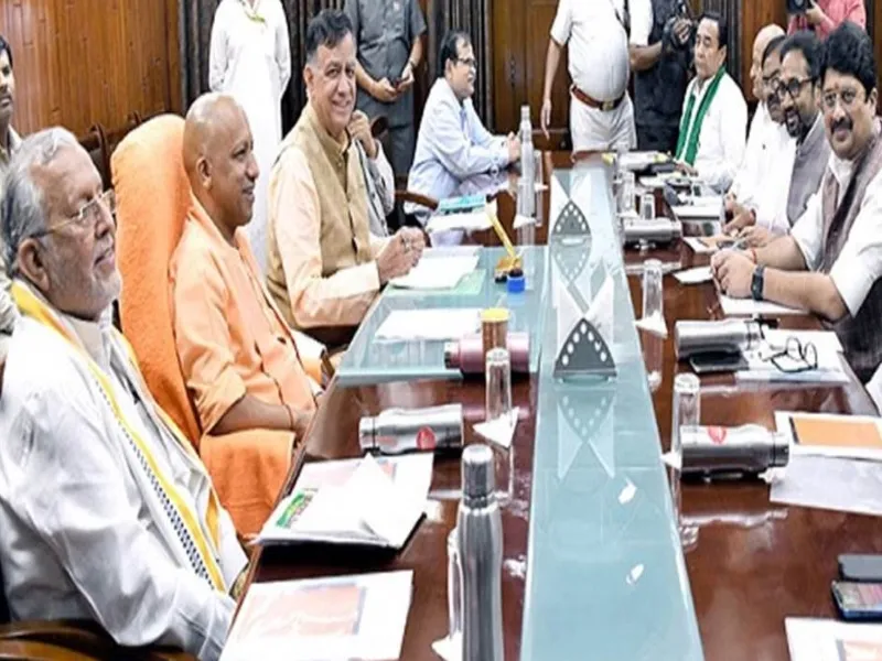 लखनऊ: सर्वदलीय बैठक में बजट सत्र चलाने पर हुई चर्चा, सभी दल के नेताओं ने लिया हिस्सा