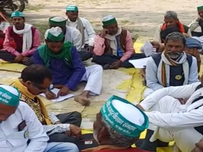 बहराइच: गन्ना बकाया को लेकर किसानों का प्रदर्शन, सौंपा ज्ञापन