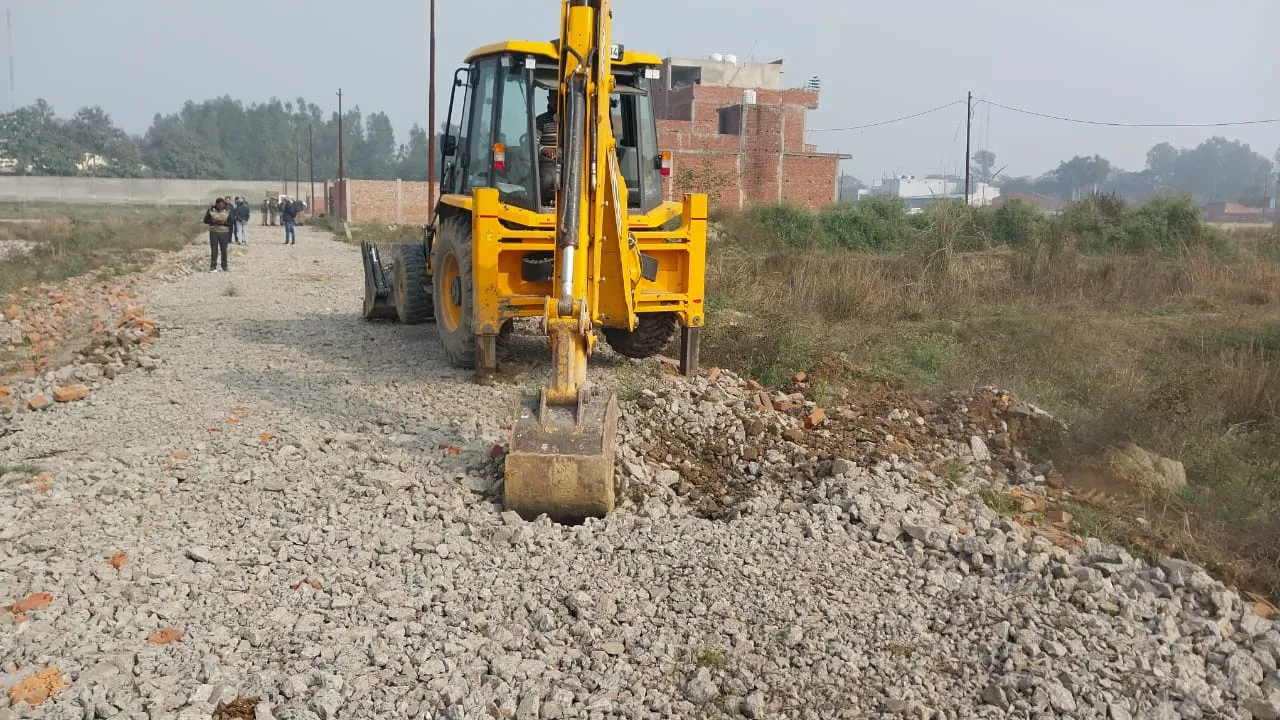 बरेली: भाजपा और सपा नेता की अवैध कॉलोनियों पर चला बीडीए का बुलडोजर