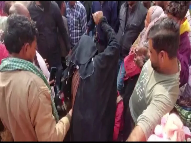 बहराइच में महिला ने पर्स से मोबाइल निकाल रहे चोर को जमकर पीटा- देखें Video