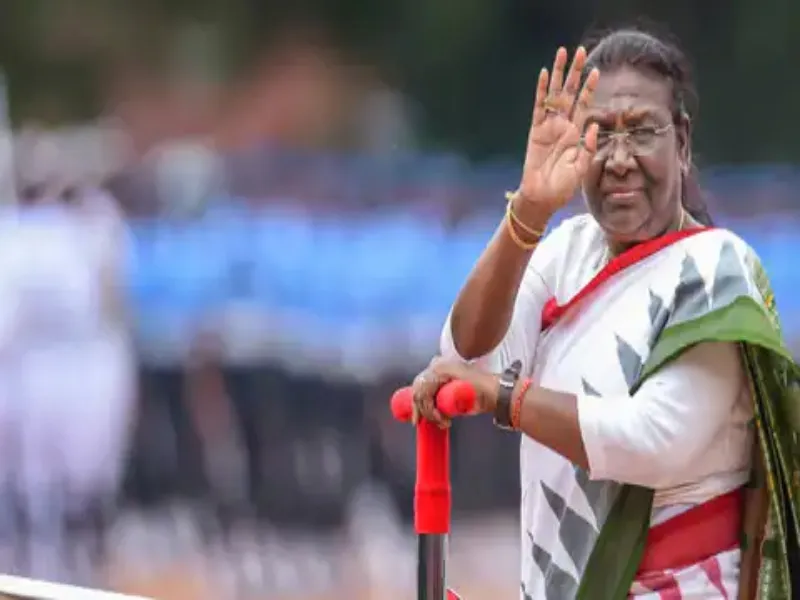 लखनऊ पहुंची राष्ट्रपति द्रौपदी मुर्मू, इन्वेस्टर्स समिट में होंगी शामिल