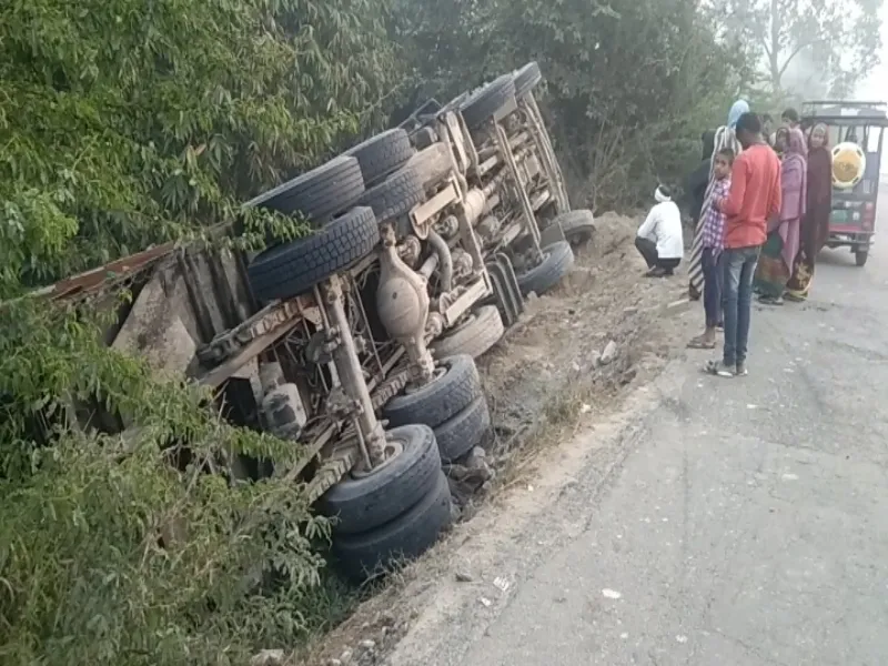 रायबरेली: अनियंत्रित होकर राजमार्ग के किनारे पलटा ट्रक, चालक की हालत गंभीर 