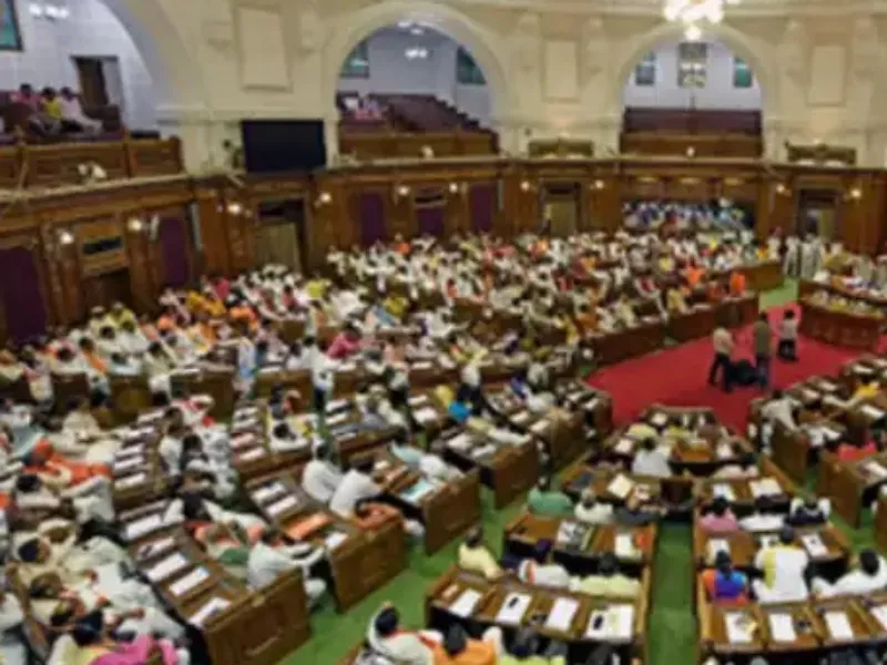 UP विधानसभा में जोरदार हंगामा, शिवपाल के सवाल पर भड़के डिप्टी सीएम, बोले -ये हैं ढोंगी समाजवादी 