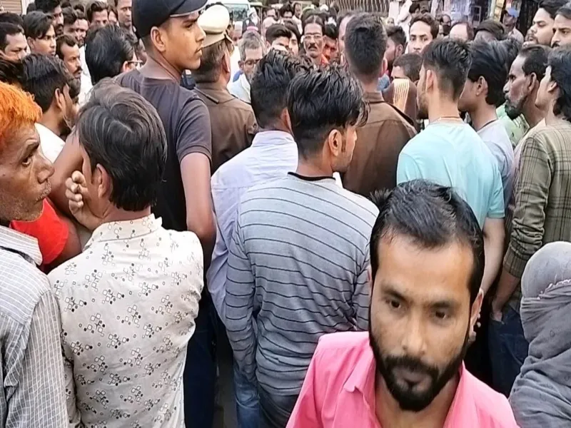 बांदा: मायके में महिला ने किया Suicide, परिजनों ने शव सड़क पर रखकर लगाया जाम 