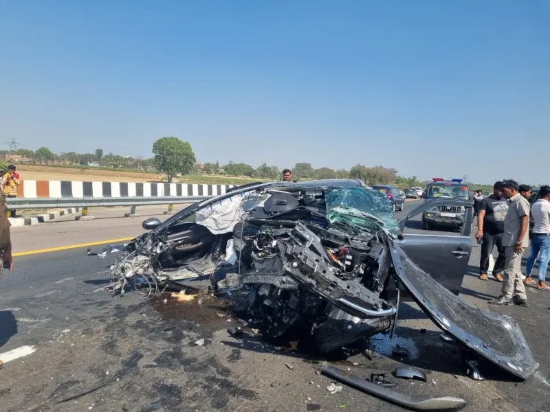 कानपुर: एक्सप्रेसवे के डिवाइडर से टकरा कर कार सवार परिवार घायल 