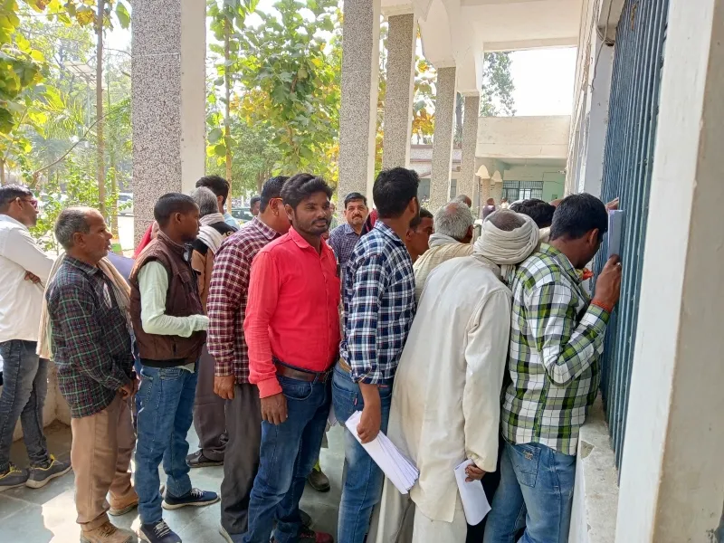 सुल्तानपुर: डूबे पैसे मिलने की आस में तहसील पर उमड़ी भीड़, जानें क्या है मामला 
