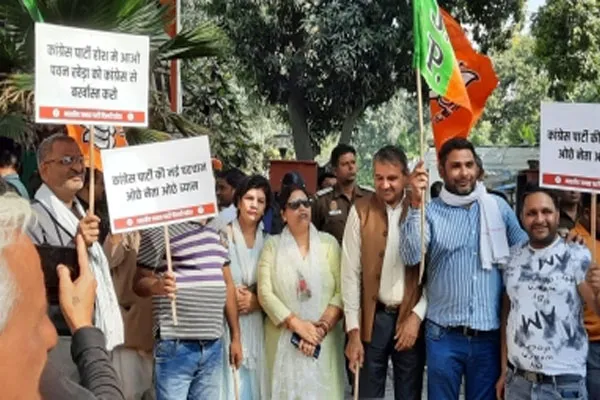 BJP ने किया सोनिया गांधी के आवास के बाहर प्रदर्शन, की पवन खेड़ा को कांग्रेस से हटाने की मांग 