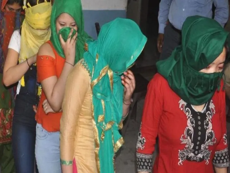 आगरा: गेस्ट हाउस में चल रहा था सेक्स रैकेट, पुलिस ने 6 लोगों को किया गिरफ्तार  