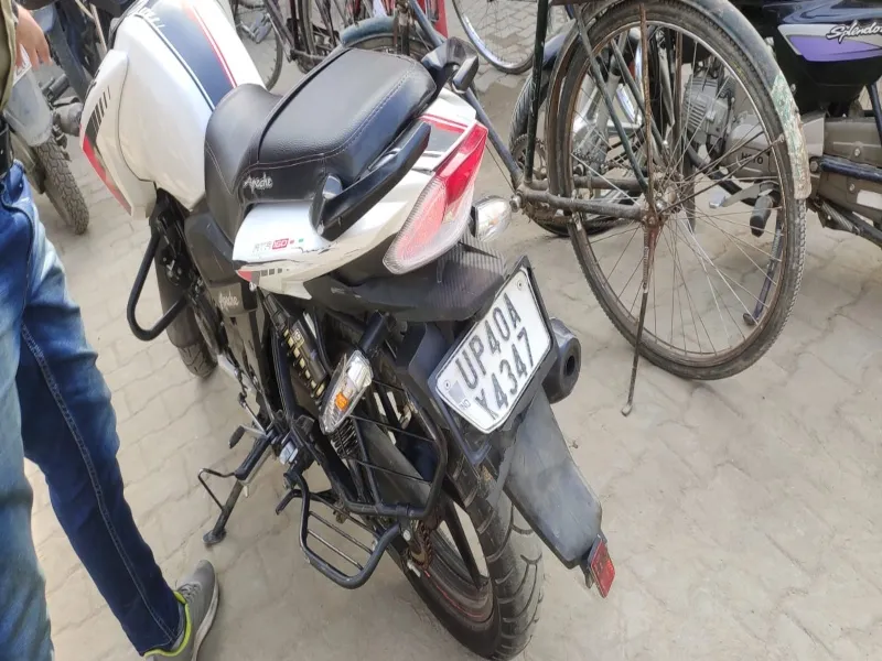 बहराइच: बाइक सवार फेंकते रहे पैकेट-लूटते रहे कार सवार, डिवाइडर से टकराकर दो घायल