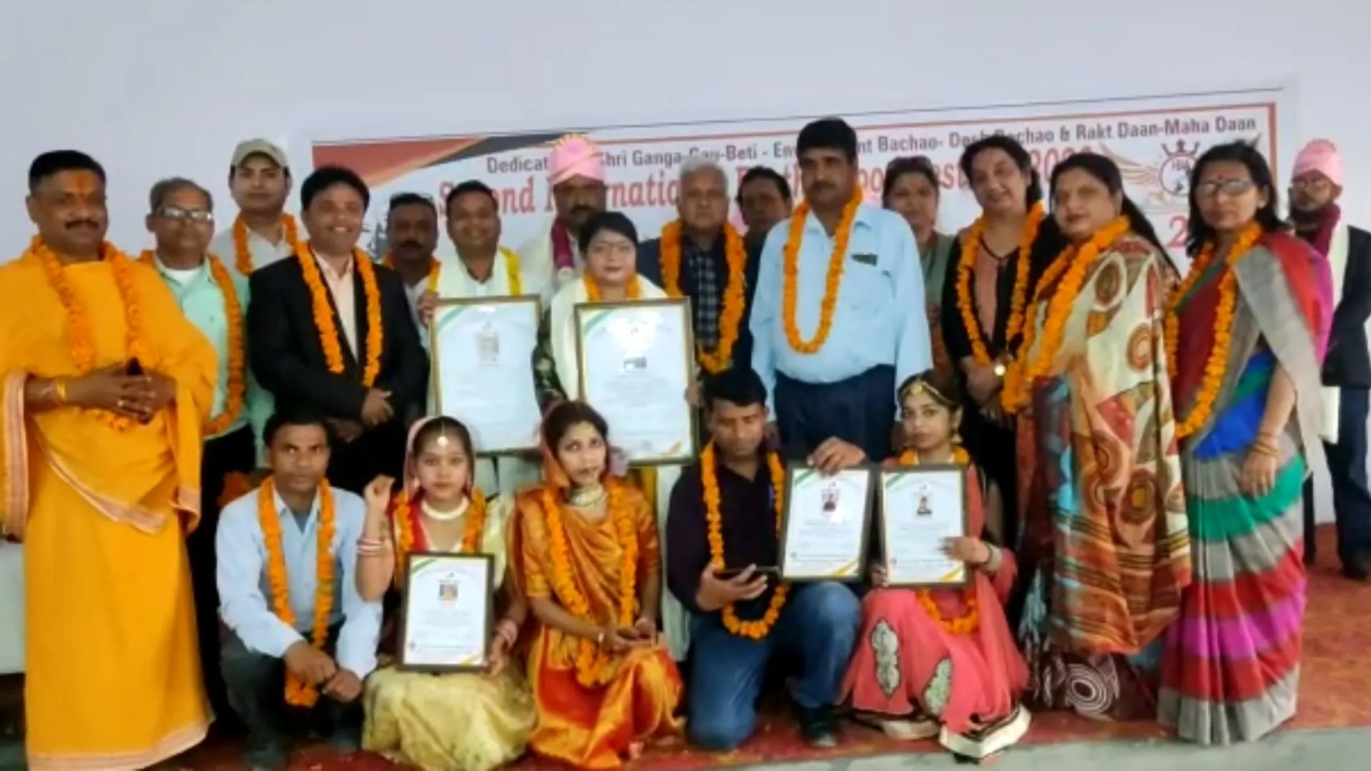 बरेली : भाईचारा महोत्सव में बांग्लादेशी कलाकारों ने नाटक 'देता मानव' के माध्यम से दिया गंगा को स्वच्छ व निर्मल रखने का संदेश