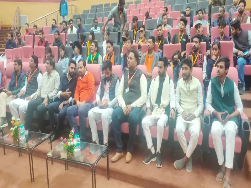 रायबरेली: पूर्वोत्तर भारत के विद्यार्थियों ने Rail Coach Factory का किया भ्रमण