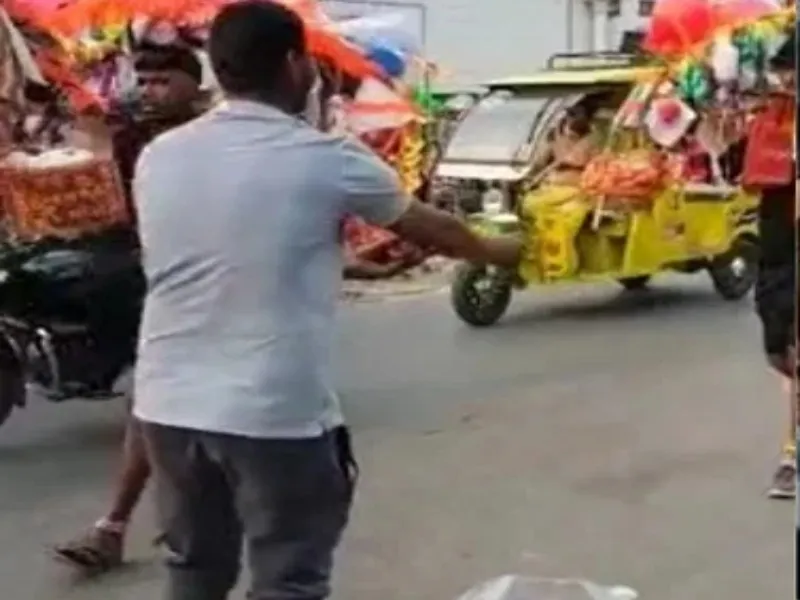 अलीगढ़: कांवड़ियों को बियर बांटने वाले युवक पर FIR दर्ज, वायरल हुआ था वीडियो  
