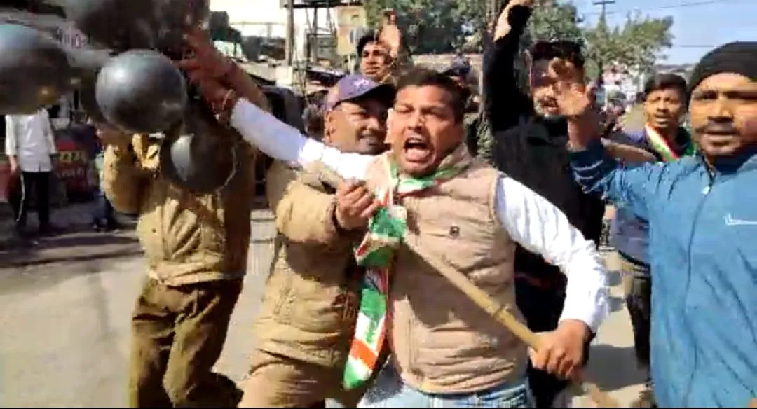 हल्द्वानीः कई राजनीतिक दलों ने काले झंडे दिखाकर सीएम धामी का किया विरोध 