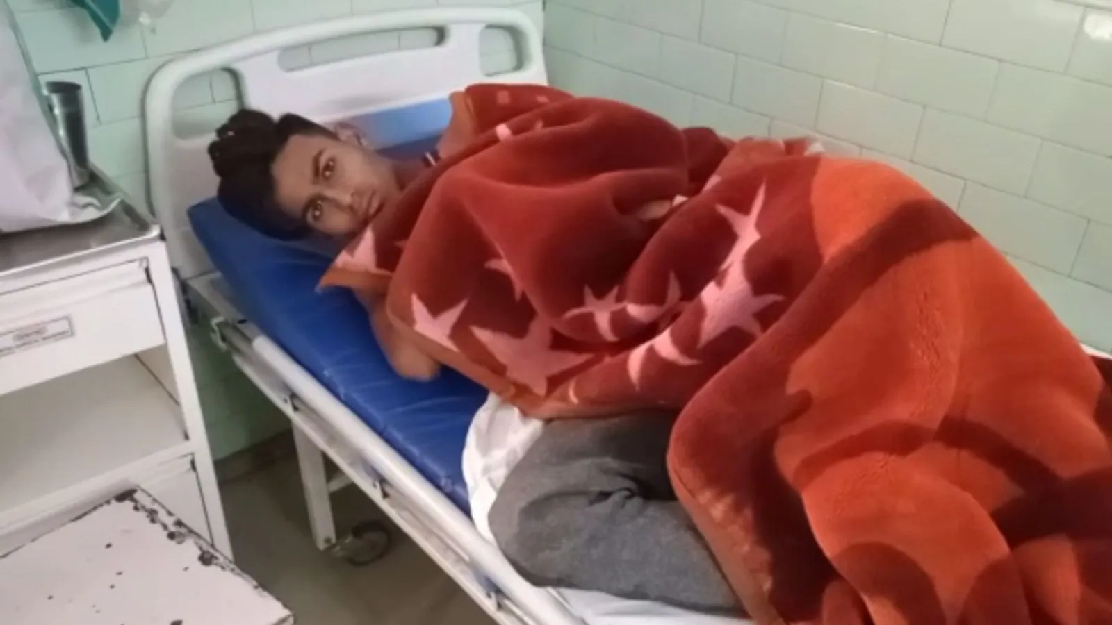 बरेली : खेत पर जा रहे युवक को सांप ने काटा, अस्पताल में भर्ती 