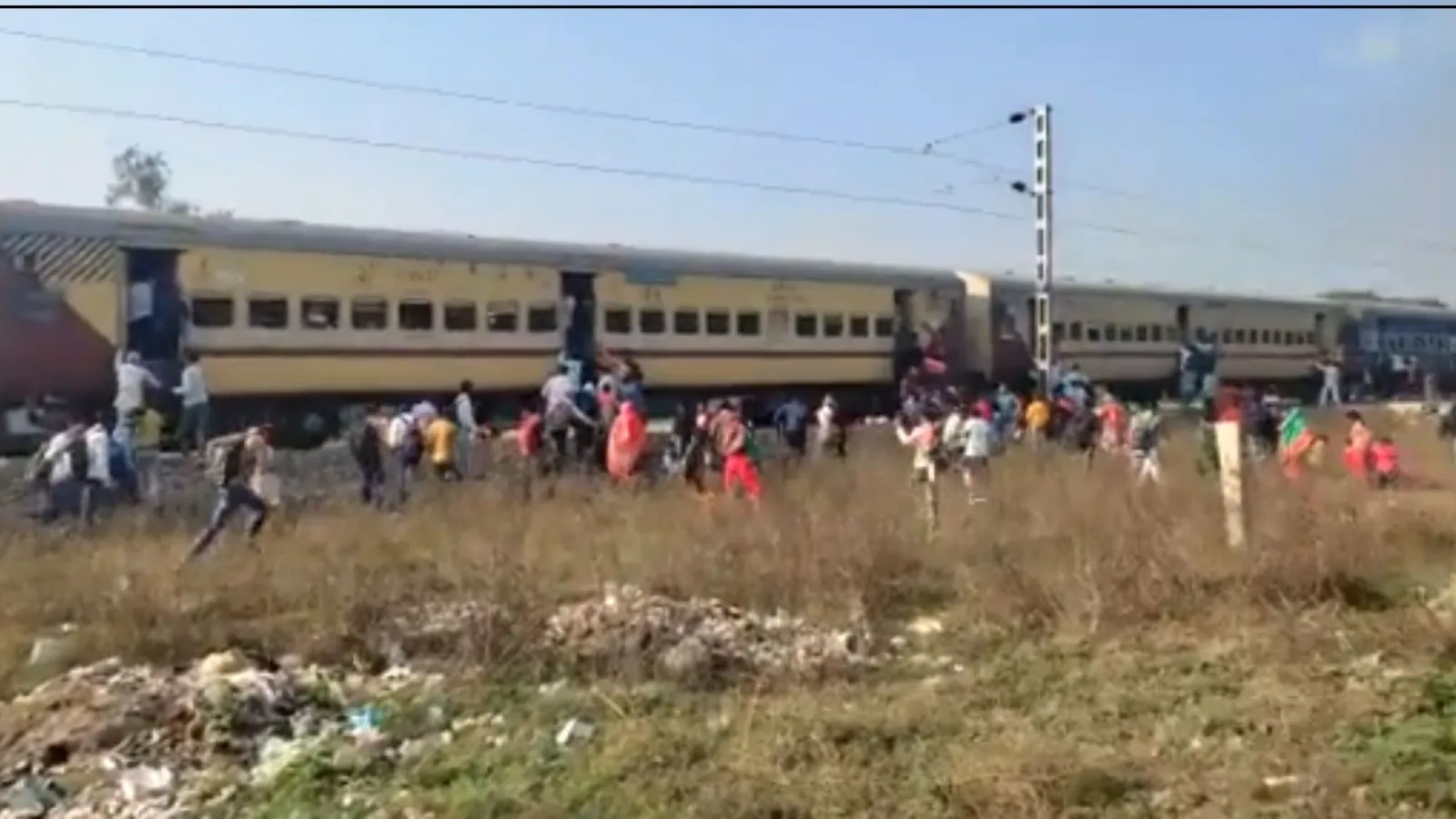 UP : कासगंज-फर्रुखाबाद ट्रैक पर ट्रेन में आग लगने के वीडियो की रेलवे ने बता दी सच्चाई 