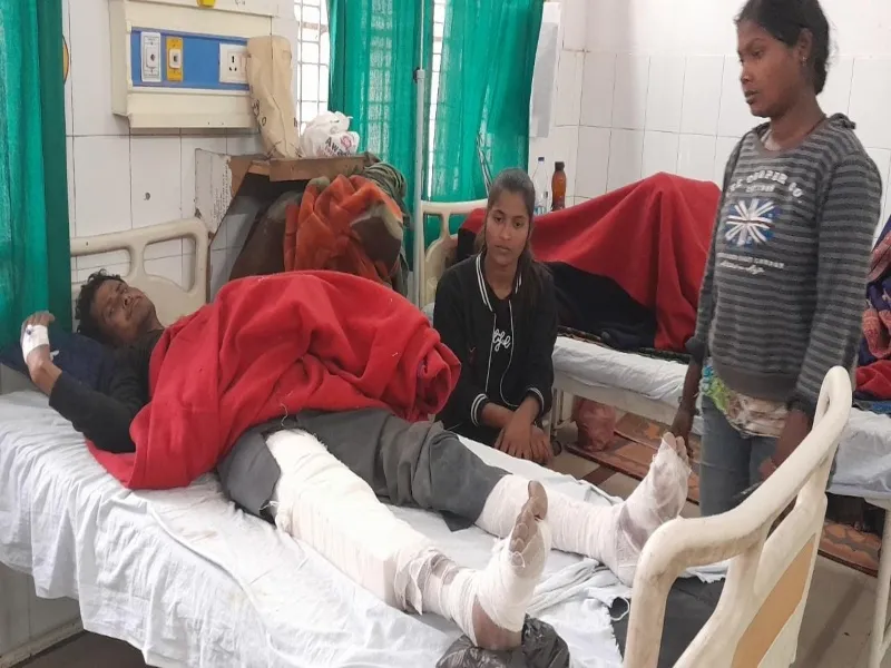 बाराबंकी: ट्रैक्टर चालक की लापरवाही से गई एक मजदूर की जान, दूसरा गंभीर