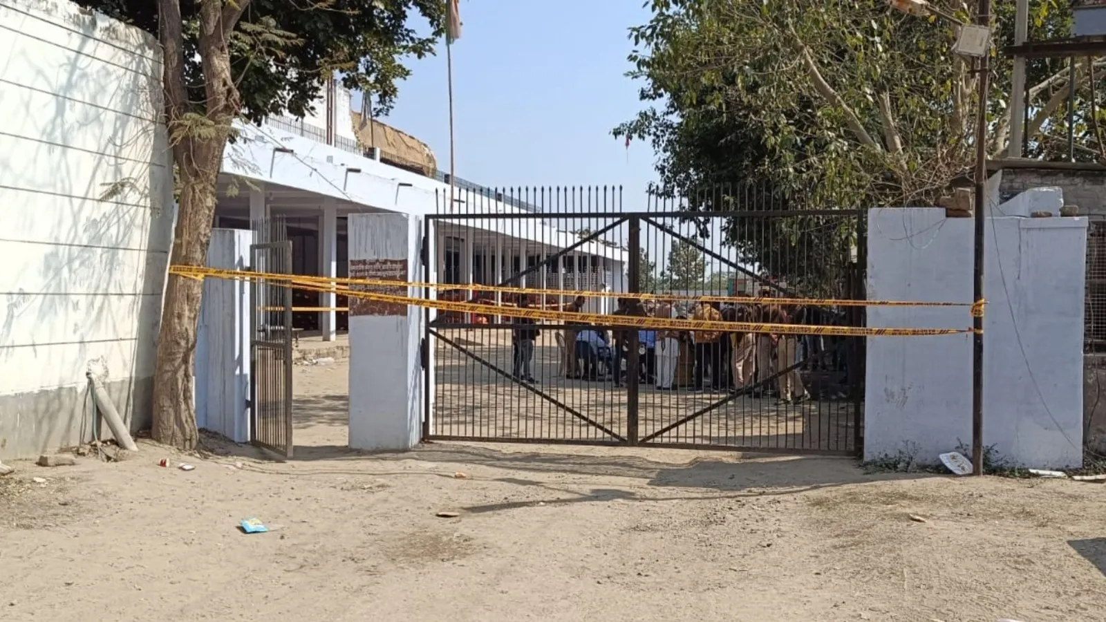 मेरठ : दूसरे दिन भी अधिकारियों का लगा पूर्व बसपा विधायक के कोल्ड स्टोर पर जमावड़ा, लगाई सील