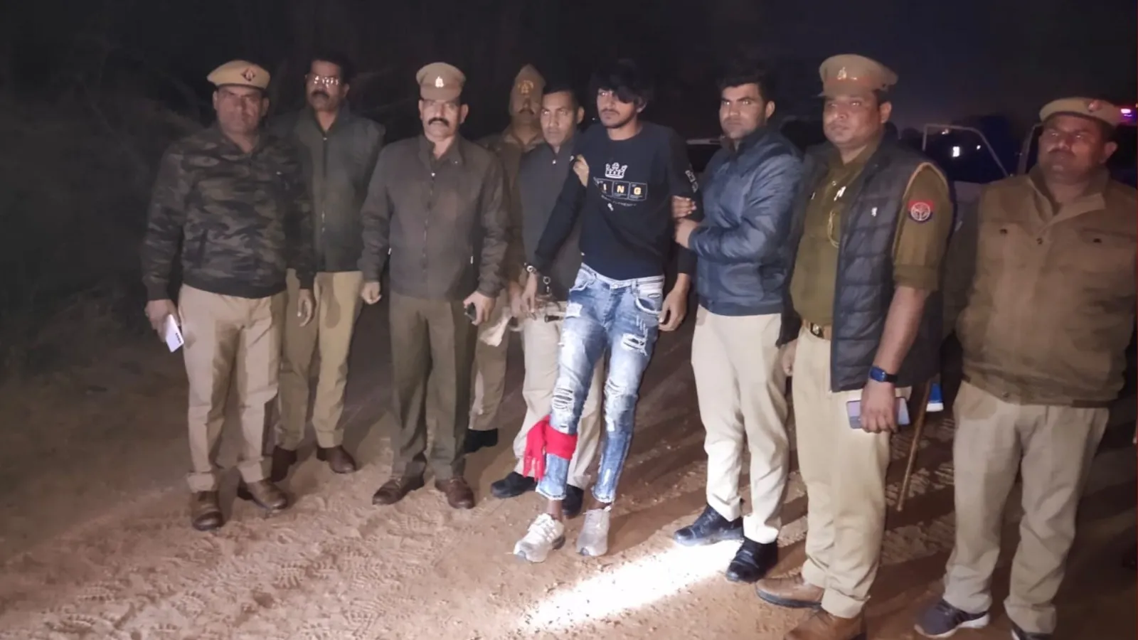 मथुरा : पुलिस ने अलग-अलग मुठभेड़ में तीन शातिर लुटेरों को दबोचा, तीन फरार 