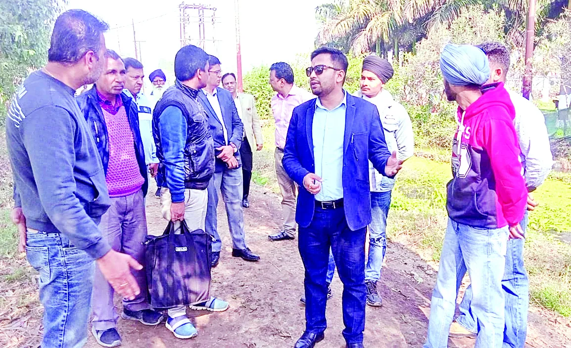 काशीपुरः तीन फैक्ट्रियों के केमिकल युक्त पानी के नमूने भरे 