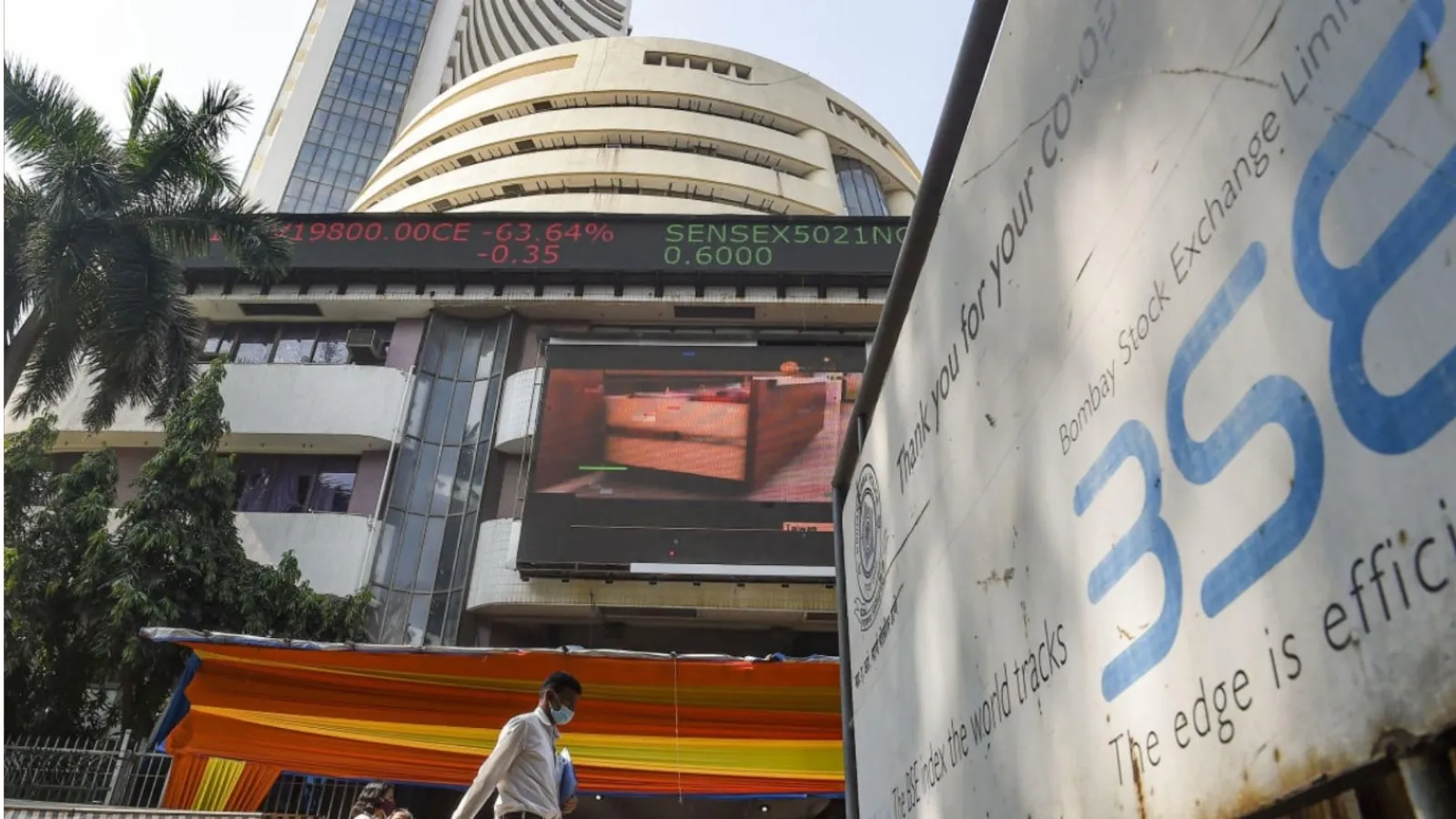 Share Market : शुरुआती कारोबार में सेंसेक्स-निफ्टी टूटे, रुपया में 12 पैसे की गिरावट