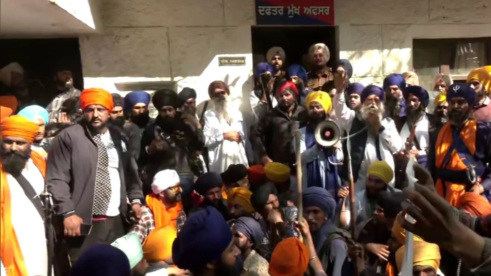 VIDEO : अमृतपाल की गिरफ्तारी के विरोध में निहंग सिखों ने पुलिस थाने पर किया हमला