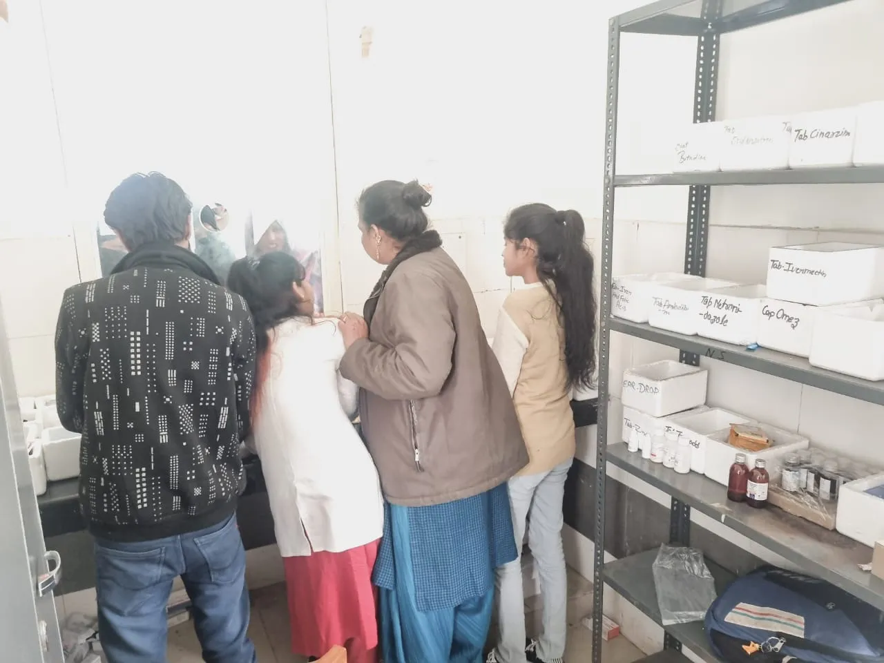 बरेली: अभी सीख नहीं पाए, मगर थमा दी दवा बांटने की जिम्मेदारी