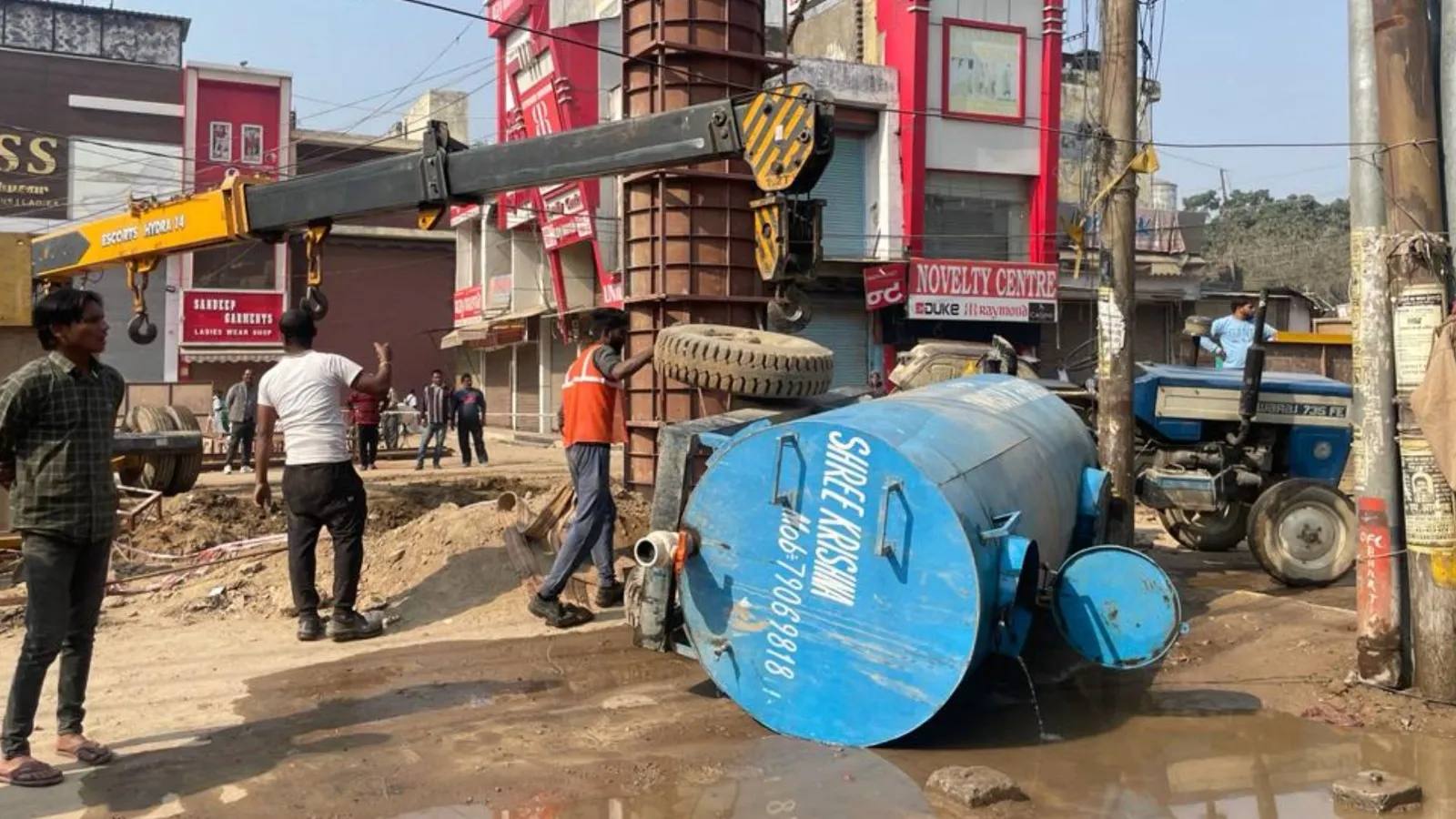 बरेली : कुतुबखाना पुल निर्माण कार्य बना राहगीरों और दुकानदारों के लिए मुसीबत, पानी का टैंक पलटा, दुकानों में भरा पानी