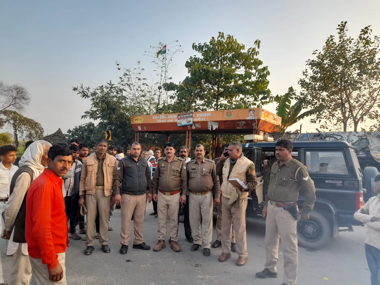 कासगंज: ट्रैक्टर ट्रॉली पलटी, डेढ़ दर्जन श्रद्धालु घायल, बालिका की मौत