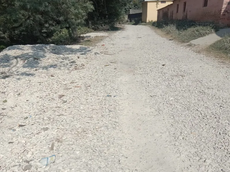 अयोध्या: गड्ढे में तब्दील हुई ब्लाक और सीएचसी जाने वाली सड़क, लोग परेशान  