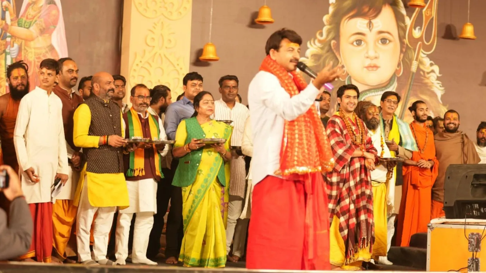 बागेश्वर धाम पहुंचे मनोज तिवारी, दरबार में गाए भोजपुरी गाने, झूमे श्रद्धालु