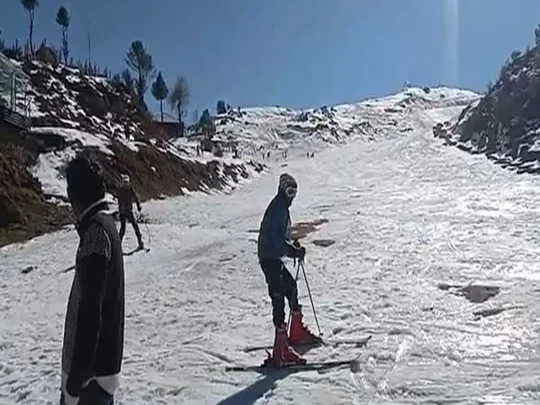 Joshimath Crisis: जोशीमठ में दरारें आनें से पर्यटकों की संख्या में कमी, व्यापार प्रभावित