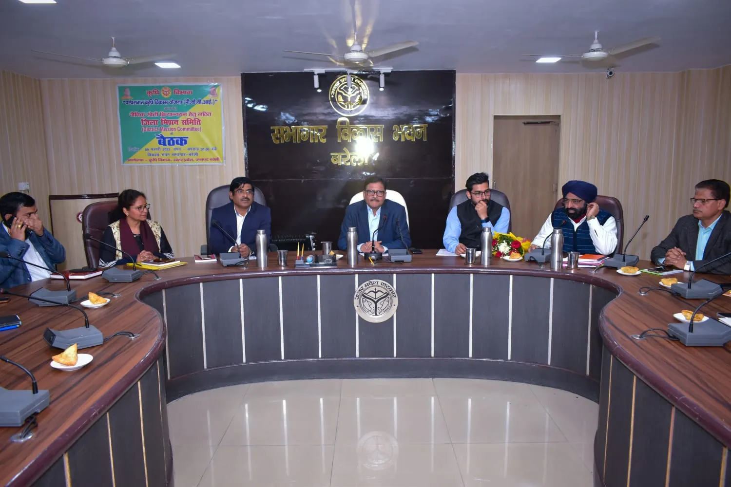 बरेली: सभी बैंक किसानों के अधिक से अधिक क्रेडिट कार्ड बनाएं: डीएम