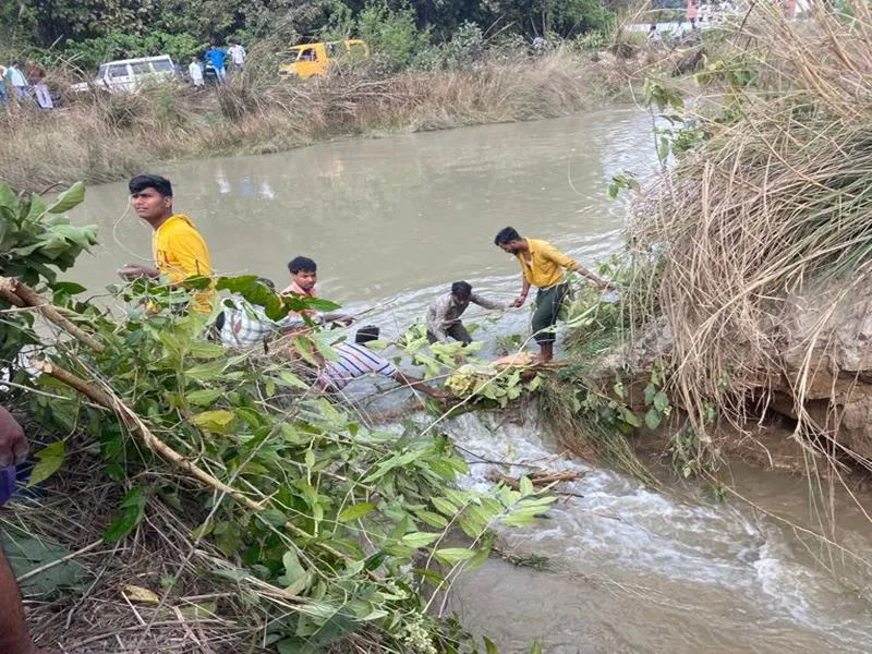 अयोध्या: शारदा सहायक नहर कटी, सैकड़ों बीघा फसल प्रभावित