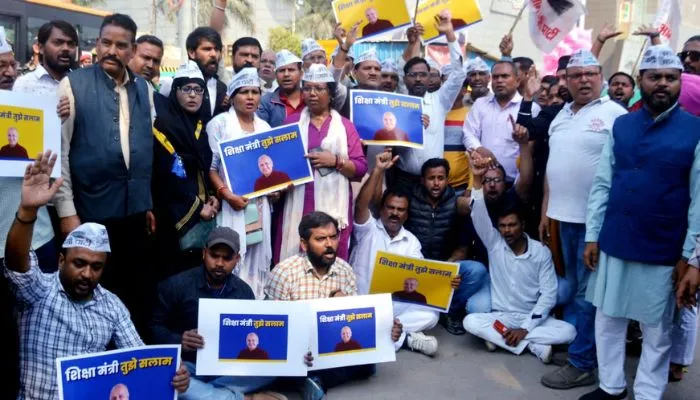 दिल्ली के डिप्टी सीएम की गिरफ्तारी पर Kanpur में AAP ने किया प्रदर्शन, कहा- सरकार झूठे मुकदमों में फंसा रही