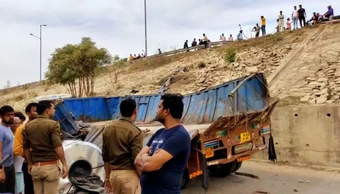 Accident in Etawah : टाटा 207 को टक्कर मारने के बाद 30 फीट नीचे गिरा ट्रक, हादसे में एक की मौत, दो घायल