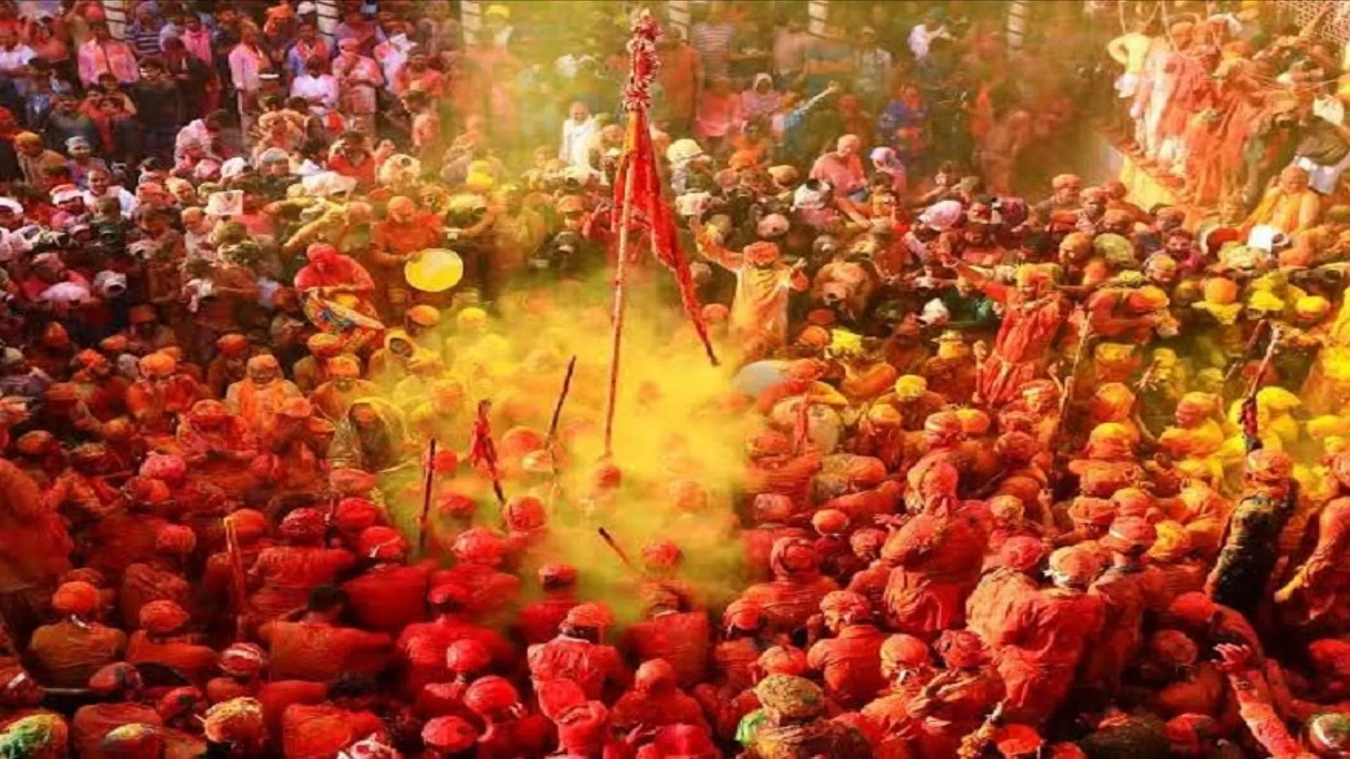 मथुरा के मंदिरों में रंग पर्व होली का उल्लास, श्रद्धालुओं पर बरस रहे आस्था के रंग