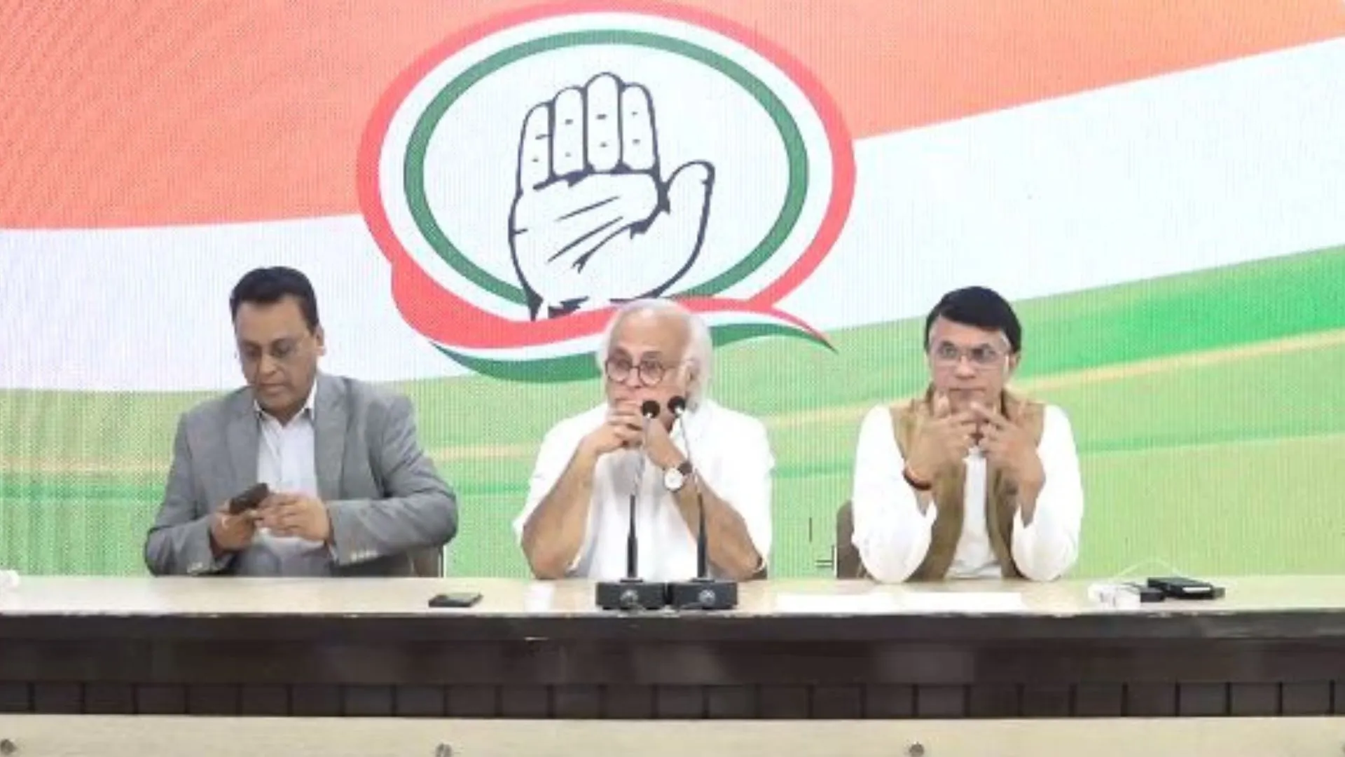 ED के छापेमारी पर भड़की कांग्रेस, कहा- 'सरकार के इशारे पर काम कर रही है'