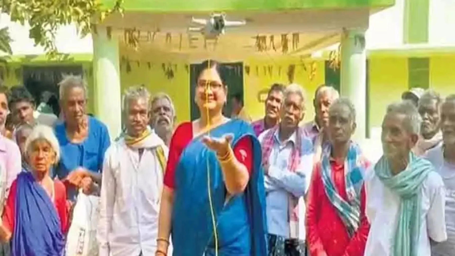 इस गांव में दिव्यांग शख्स को ड्रोन से पहुंचाई गई सरकारी पेंशन, ग्रामीणों ने जताई खुशी