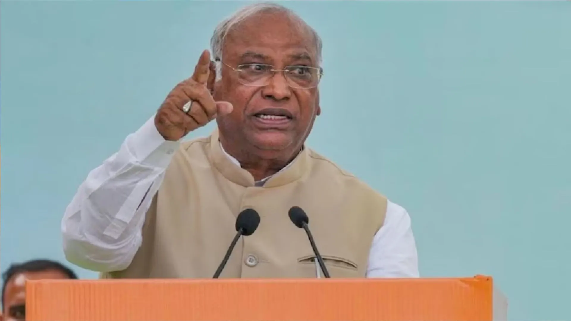 लोकतंत्र बचाने लोगों को सरकार की तानाशाही के खिलाफ लड़ना होग: मल्लिकार्जुन खड़गे 