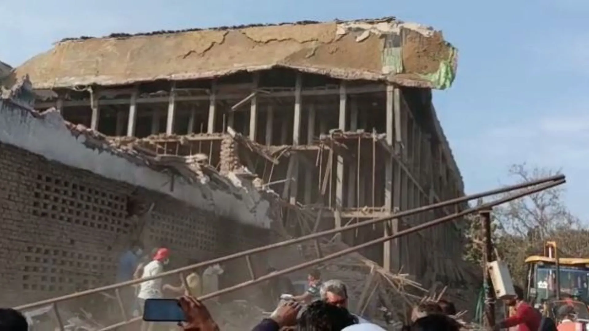 मेरठ में बड़ा हादसा: कंप्रेसर फटने से कोल्ड स्टोर का लेंटर गिरा, 7 की मौत, 21 घायल