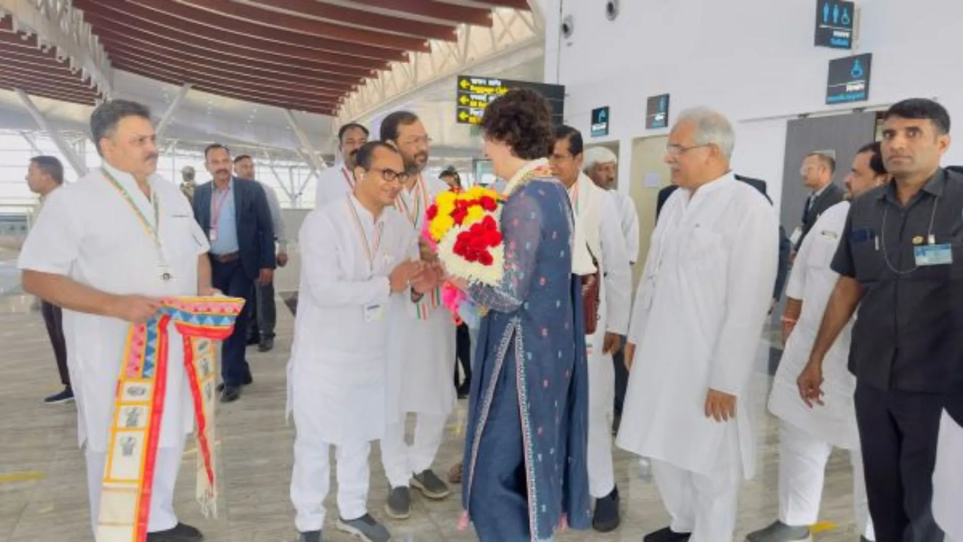 प्रियंका गांधी पहुंची रायपुर, स्वागत में दो किलोमीटर सड़क पर बिछाई गई गुलाब की पंखुड़ियां 