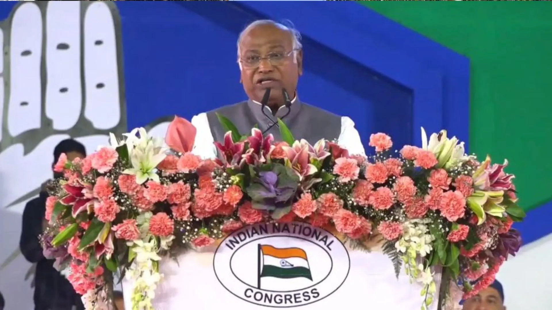 प्रजातंत्र को तोड़ने की साजिश रच रही सरकार: मल्लिकार्जुन खड़गे 