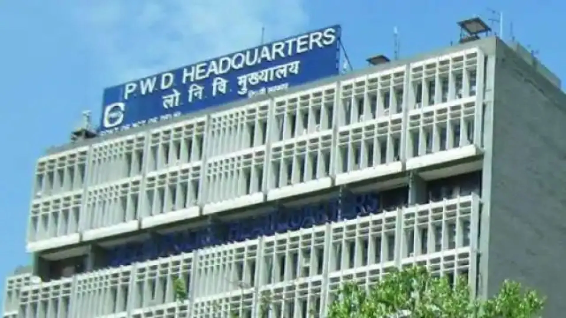 मध्य दिल्ली में कड़ी सुरक्षा के बीच फुटपाथ पर बने तोड़े गए धार्मिक ढांचे 