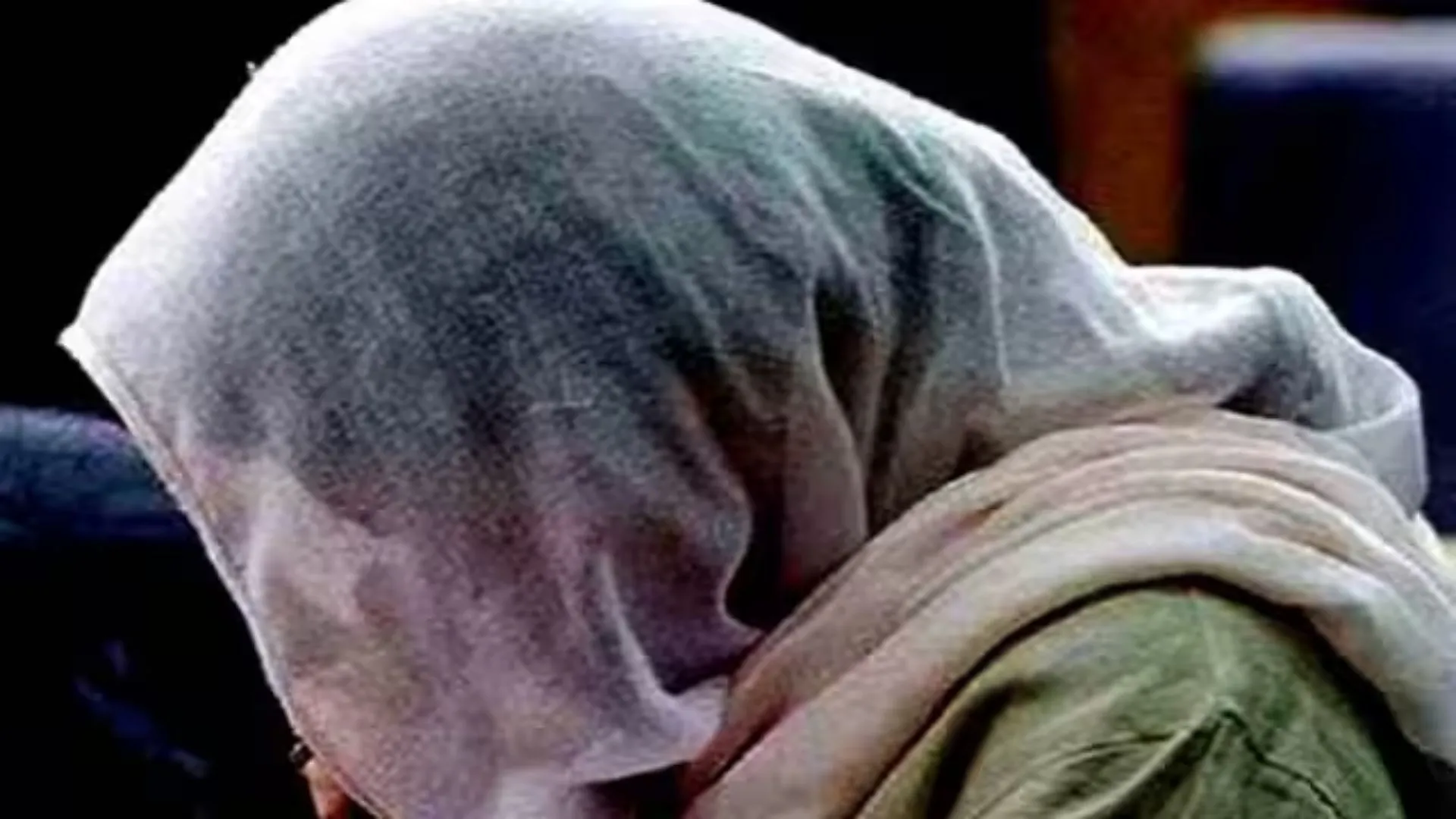 पीलीभीत: सीडीओ कार्यालय में फूट-फूटकर रोने लगी महिला, जानिए क्यों?