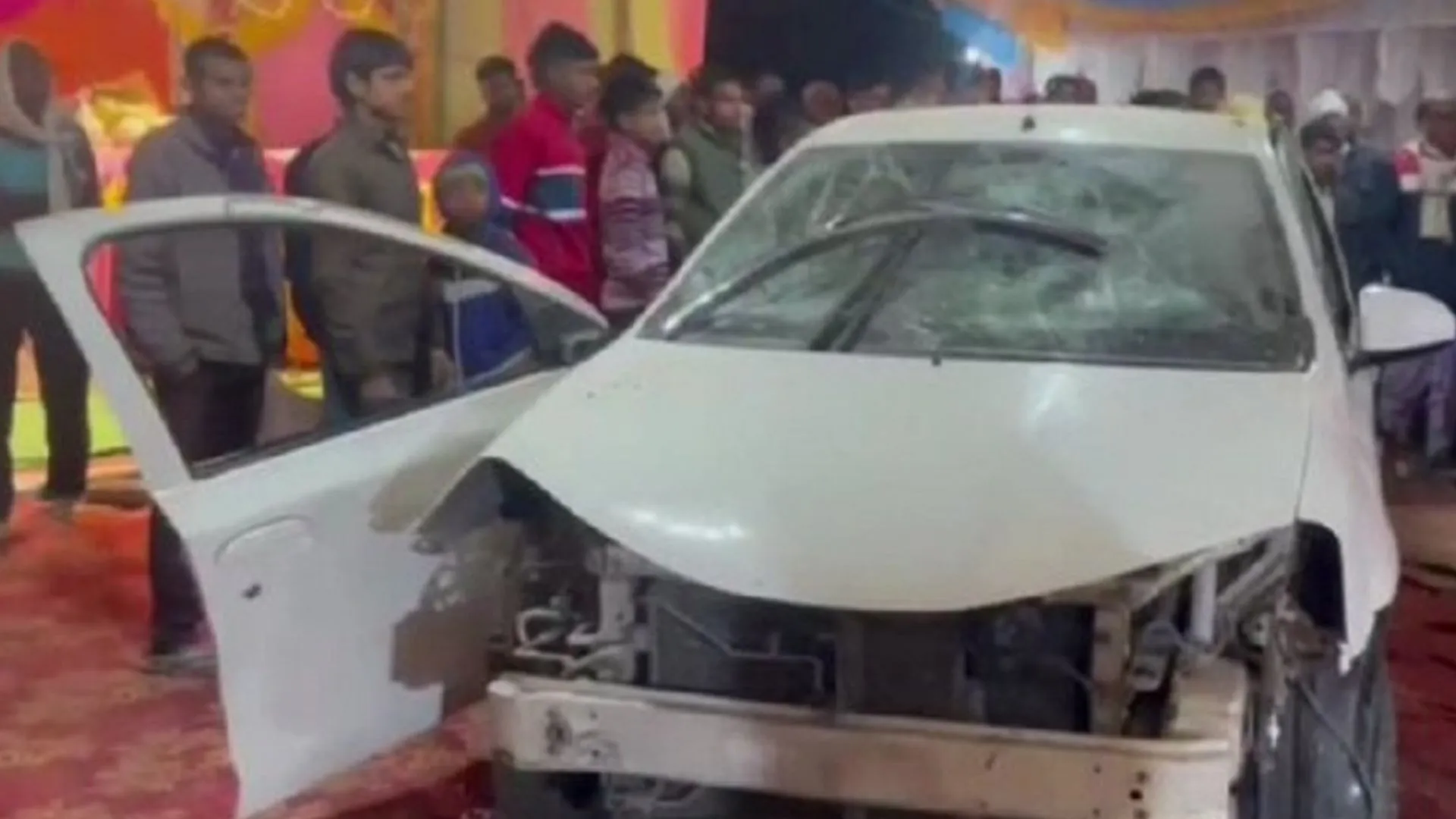 सीतापुर: भागवत पंडाल में घुसी कार एक बच्चे की मौत, 15 घायल 