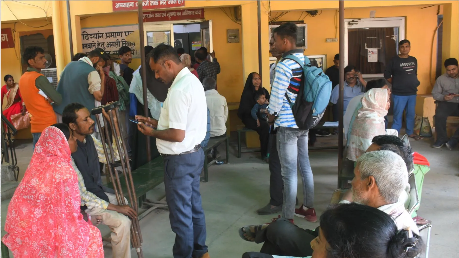 बरेली: परेशान हो रहे दिव्यांग, समय पर नहीं पहुंचते डॉक्टर, नोटिस जारी